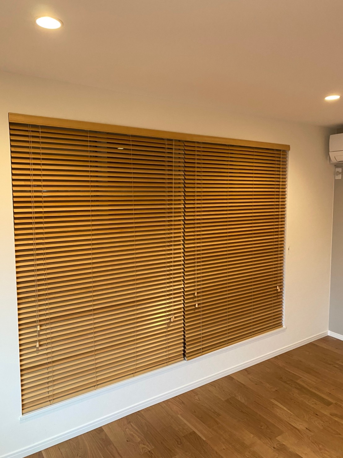 19_ワイドサッシでも操作が軽いセパレート（2台割）のウッドブラインド  木の質感豊かなリビング施工例